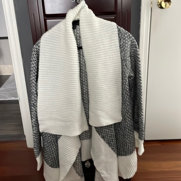 Gorgeous Banana Republic gray and cream sweater.  Size small worn once. - Picture 1 of 5
